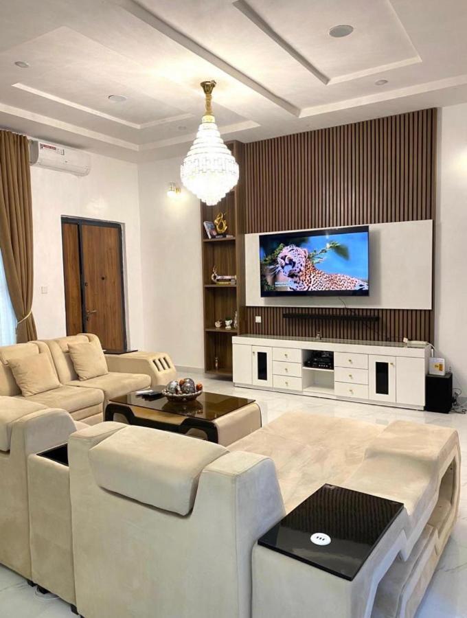 Urban Retreat Luxury Shortlet Apartment Lekki Ajah Lagos With Pool And Gym Eksteriør bilde